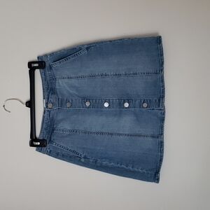 A new day button front jean skirt, light wash, Sz 6.
